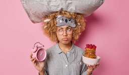 ۸  دلیل گرسنگی قبل از خواب + نحوه جلوگیری از گرسنگی شبانه 